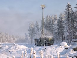 Der schwedische Rüstungskonzern Saab hat auf der Pariser Verteidigungsmesse Eurosatory 2026 eine neue Variante seiner Radarfamilie Giraffe AMB präsentiert. Das System Giraffe AMB D verbindet ein neu gestaltetes Antennenfeld mit einer softwaredefinierten Architektur.