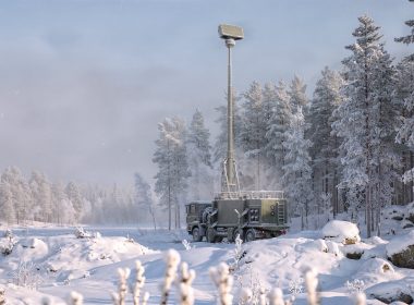 Der schwedische Rüstungskonzern Saab hat auf der Pariser Verteidigungsmesse Eurosatory 2026 eine neue Variante seiner Radarfamilie Giraffe AMB präsentiert. Das System Giraffe AMB D verbindet ein neu gestaltetes Antennenfeld mit einer softwaredefinierten Architektur.