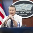 Bei einem Treffen der NATO-Verteidigungsminister in Brüssel hat US-Verteidigungsminister Pete Hegseth eine Überprüfung der amerikanischen Streitkräfte in Europa angekündigt und einzelne Bündnispartner scharf für ihre Verteidigungsausgaben und ihre Haltung im Iran-Konflikt kritisiert.