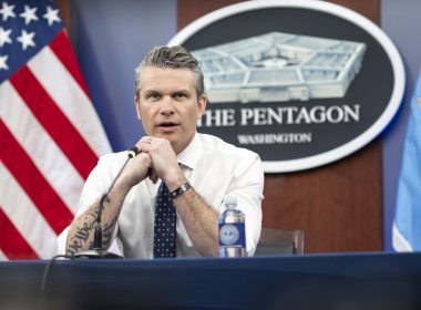 Bei einem Treffen der NATO-Verteidigungsminister in Brüssel hat US-Verteidigungsminister Pete Hegseth eine Überprüfung der amerikanischen Streitkräfte in Europa angekündigt und einzelne Bündnispartner scharf für ihre Verteidigungsausgaben und ihre Haltung im Iran-Konflikt kritisiert.