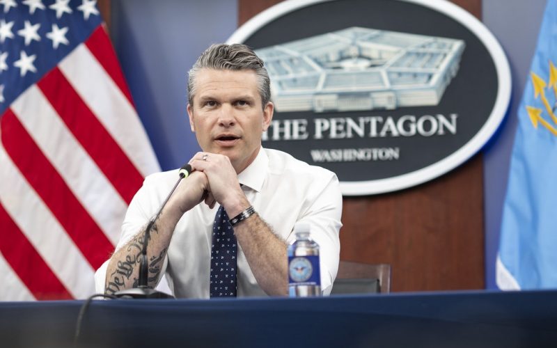 Bei einem Treffen der NATO-Verteidigungsminister in Brüssel hat US-Verteidigungsminister Pete Hegseth eine Überprüfung der amerikanischen Streitkräfte in Europa angekündigt und einzelne Bündnispartner scharf für ihre Verteidigungsausgaben und ihre Haltung im Iran-Konflikt kritisiert.