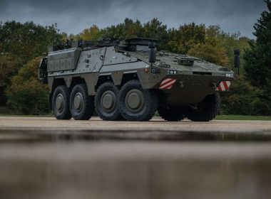 Das Konsortium Team Boxer UK hat das 100. in Großbritannien gefertigte Boxer-Gefechtsfahrzeug an das britische Verteidigungsministerium übergeben. Der Meilenstein markiert den Fortschritt eines der zentralen Beschaffungsprogramme der British Army und die Wiederaufnahme der heimischen Panzerfertigung.