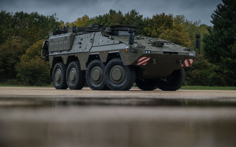 Das Konsortium Team Boxer UK hat das 100. in Großbritannien gefertigte Boxer-Gefechtsfahrzeug an das britische Verteidigungsministerium übergeben. Der Meilenstein markiert den Fortschritt eines der zentralen Beschaffungsprogramme der British Army und die Wiederaufnahme der heimischen Panzerfertigung.