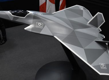 Nach dem Ende des gemeinsamen Kampfflugzeugvorhabens mit Frankreich haben Deutschland und Großbritannien erste Sondierungsgespräche über eine deutsche Beteiligung am Global Combat Air Programme (GCAP) geführt. Interne Unterlagen des Verteidigungsministeriums, über die POLITICO berichtet, zeigen jedoch deutliche Vorbehalte und eine Präferenz für eine Partnerschaft mit Schweden und Spanien.
