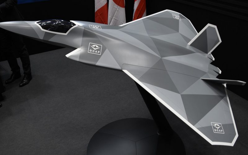Nach dem Ende des gemeinsamen Kampfflugzeugvorhabens mit Frankreich haben Deutschland und Großbritannien erste Sondierungsgespräche über eine deutsche Beteiligung am Global Combat Air Programme (GCAP) geführt. Interne Unterlagen des Verteidigungsministeriums, über die POLITICO berichtet, zeigen jedoch deutliche Vorbehalte und eine Präferenz für eine Partnerschaft mit Schweden und Spanien.