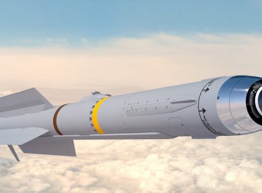 Boeing erweitert das deutsche Industrieteam für die unbemannte Kampfdrohne MQ-28 Ghost Bat um Diehl Defence und Rohde & Schwarz. Diehl soll dabei die Integration deutscher Bewaffnung übernehmen.