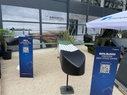 Das europäische Gemeinschaftsunternehmen Rheinmetall Destinus Strike Systems hat auf der Eurosatory 2026 in Paris seine Programmschwerpunkte benannt. Im Zentrum steht der Tiefenangriffs-Marschflugkörper Ruta Block 3 mit einer Reichweite von über 2.000 Kilometern.
