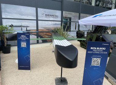 Das europäische Gemeinschaftsunternehmen Rheinmetall Destinus Strike Systems hat auf der Eurosatory 2026 in Paris seine Programmschwerpunkte benannt. Im Zentrum steht der Tiefenangriffs-Marschflugkörper Ruta Block 3 mit einer Reichweite von über 2.000 Kilometern.