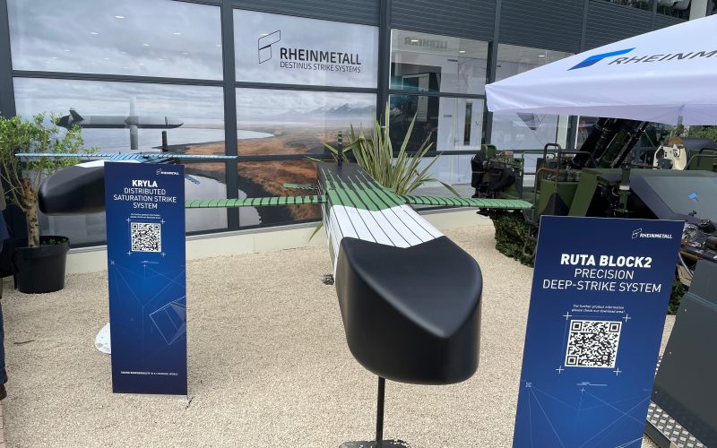 Das europäische Gemeinschaftsunternehmen Rheinmetall Destinus Strike Systems hat auf der Eurosatory 2026 in Paris seine Programmschwerpunkte benannt. Im Zentrum steht der Tiefenangriffs-Marschflugkörper Ruta Block 3 mit einer Reichweite von über 2.000 Kilometern.
