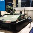 Auf der Eurosatory 2026 in Paris haben die RENK Group und das finnische Unternehmen Patria gemeinsam ein Konzept für ein schweres unbemanntes Bodenfahrzeug vorgestellt. Es verbindet Patrias Kettenplattform TRACKX mit einem neu entwickelten RENK-Getriebe.