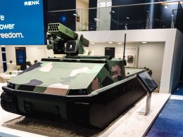 Auf der Eurosatory 2026 in Paris haben die RENK Group und das finnische Unternehmen Patria gemeinsam ein Konzept für ein schweres unbemanntes Bodenfahrzeug vorgestellt. Es verbindet Patrias Kettenplattform TRACKX mit einem neu entwickelten RENK-Getriebe.