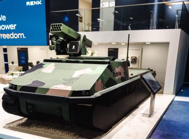 Auf der Eurosatory 2026 in Paris haben die RENK Group und das finnische Unternehmen Patria gemeinsam ein Konzept für ein schweres unbemanntes Bodenfahrzeug vorgestellt. Es verbindet Patrias Kettenplattform TRACKX mit einem neu entwickelten RENK-Getriebe.