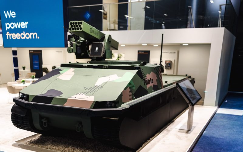 Auf der Eurosatory 2026 in Paris haben die RENK Group und das finnische Unternehmen Patria gemeinsam ein Konzept für ein schweres unbemanntes Bodenfahrzeug vorgestellt. Es verbindet Patrias Kettenplattform TRACKX mit einem neu entwickelten RENK-Getriebe.