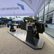Auf der Rüstungsmesse Eurosatory 2026 in Paris zeigt Rheinmetall erstmals eine neue 155-mm-Rohrwaffe. Die als L60 bezeichnete Waffenanlage soll die Reichweite von Rad- und Panzerhaubitzen gegenüber dem bislang verbreiteten L52-Standard um rund 30 Prozent erhöhen.
