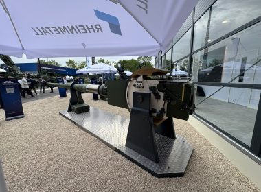 Auf der Rüstungsmesse Eurosatory 2026 in Paris zeigt Rheinmetall erstmals eine neue 155-mm-Rohrwaffe. Die als L60 bezeichnete Waffenanlage soll die Reichweite von Rad- und Panzerhaubitzen gegenüber dem bislang verbreiteten L52-Standard um rund 30 Prozent erhöhen.