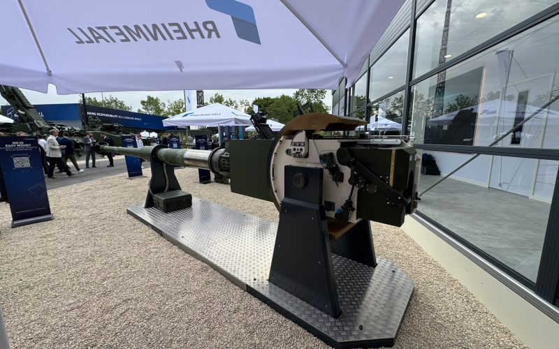 Auf der Rüstungsmesse Eurosatory 2026 in Paris zeigt Rheinmetall erstmals eine neue 155-mm-Rohrwaffe. Die als L60 bezeichnete Waffenanlage soll die Reichweite von Rad- und Panzerhaubitzen gegenüber dem bislang verbreiteten L52-Standard um rund 30 Prozent erhöhen.