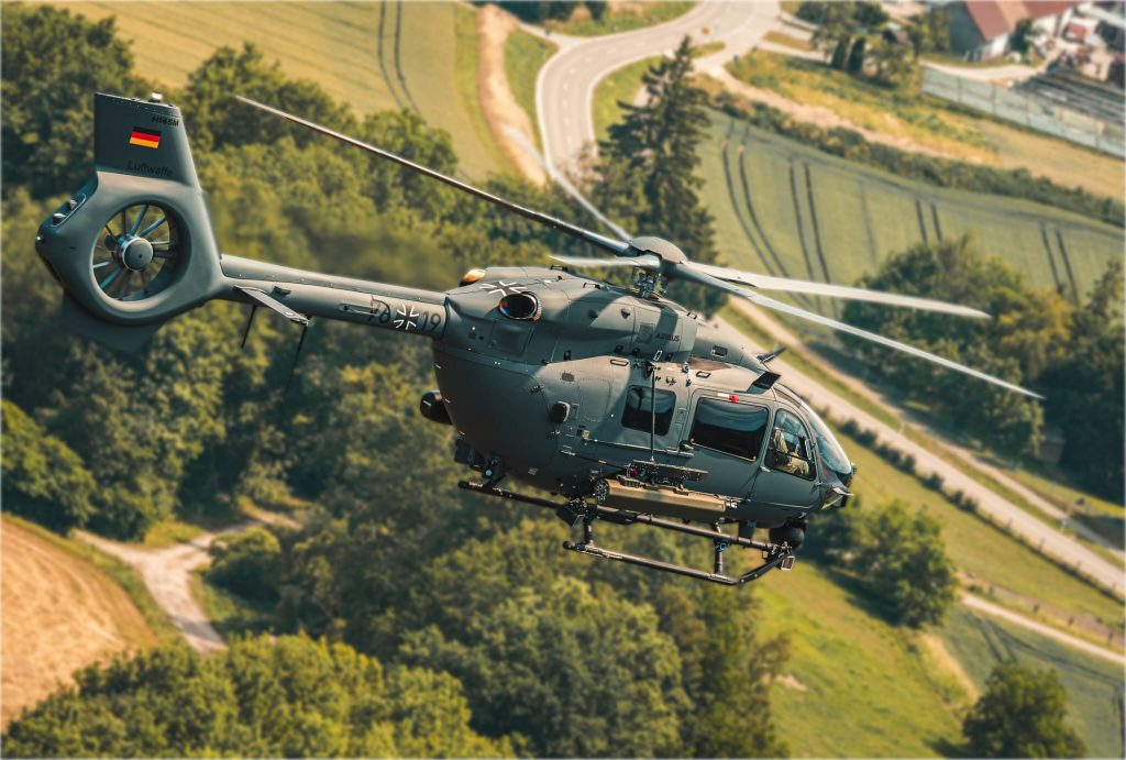 Die Bundeswehr hat nach eigenen Angaben die ersten beiden Hubschrauber des Typs H145M in der Rolle für Spezialkräfte am Standort Laupheim übernommen. Die Maschinen sollen künftig das Hubschraubergeschwader 64 verstärken.
