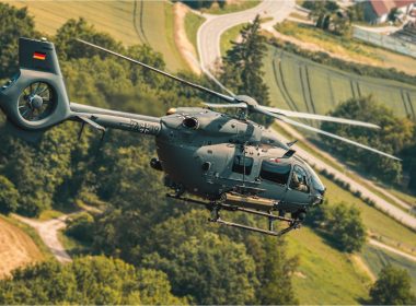 Die Bundeswehr hat nach eigenen Angaben die ersten beiden Hubschrauber des Typs H145M in der Rolle für Spezialkräfte am Standort Laupheim übernommen. Die Maschinen sollen künftig das Hubschraubergeschwader 64 verstärken.