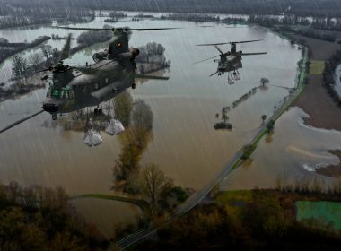 Auf der Farnborough International Airshow haben Boeing und Lufthansa Technik Defense am Mittwoch eine Rahmenvereinbarung zur Instandhaltung der künftigen Schwerlasthubschrauber CH-47F Block II der Bundeswehr unterzeichnet. Sie legt die Bedingungen für ein bundesweites Netz von Ersatzteillagern fest.