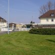 Das Bundeskabinett hat am 1. Juli 2026 den Entwurf für ein Bundeswehr-Infrastrukturbeschleunigungsgesetz beschlossen. Kern ist ein neues „Bundeswehrbaugesetz", das den Bau von Kasernen, Depots und Übungsanlagen beschleunigen soll. Über das Vorhaben entscheidet nun der Bundestag.