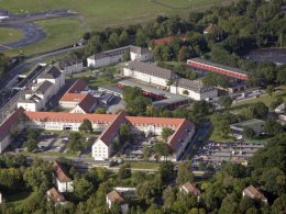 Das Verteidigungsministerium hat acht ehemals militärisch genutzte Liegenschaften identifiziert, die für den Neuen Wehrdienst reaktiviert werden könnten. Weitere Standorte werden derzeit geprüft.