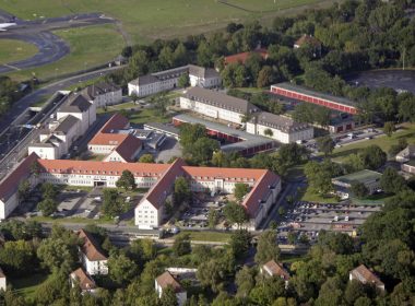 Das Verteidigungsministerium hat acht ehemals militärisch genutzte Liegenschaften identifiziert, die für den Neuen Wehrdienst reaktiviert werden könnten. Weitere Standorte werden derzeit geprüft.