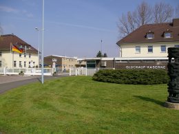 Das Bundeskabinett hat am 1. Juli 2026 den Entwurf für ein Bundeswehr-Infrastrukturbeschleunigungsgesetz beschlossen. Kern ist ein neues „Bundeswehrbaugesetz", das den Bau von Kasernen, Depots und Übungsanlagen beschleunigen soll. Über das Vorhaben entscheidet nun der Bundestag.