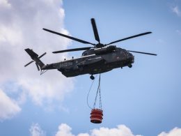 Zur Eindämmung eines seit Tagen andauernden Waldbrands im Müritz-Nationalpark setzt die Bundeswehr zwei Transporthubschrauber zur luftgestützten Brandbekämpfung ein. Grundlage ist ein Amtshilfeersuchen des Landkreises Mecklenburgische Seenplatte.