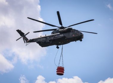 Zur Eindämmung eines seit Tagen andauernden Waldbrands im Müritz-Nationalpark setzt die Bundeswehr zwei Transporthubschrauber zur luftgestützten Brandbekämpfung ein. Grundlage ist ein Amtshilfeersuchen des Landkreises Mecklenburgische Seenplatte.