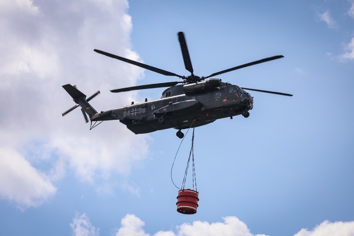 Zur Eindämmung eines seit Tagen andauernden Waldbrands im Müritz-Nationalpark setzt die Bundeswehr zwei Transporthubschrauber zur luftgestützten Brandbekämpfung ein. Grundlage ist ein Amtshilfeersuchen des Landkreises Mecklenburgische Seenplatte.