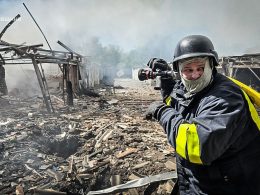 Die ukrainische Luftabwehr fängt Drohnen und Marschflugkörper weiterhin zuverlässig ab, scheitert aber zunehmend an russischen ballistischen Raketen. Ursache ist ein akuter Mangel an Patriot-Abfangraketen, der sich im Sommer 2026 verschärft und für die Zivilbevölkerung tödliche Folgen hat.