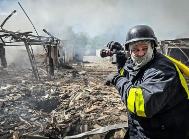 Die ukrainische Luftabwehr fängt Drohnen und Marschflugkörper weiterhin zuverlässig ab, scheitert aber zunehmend an russischen ballistischen Raketen. Ursache ist ein akuter Mangel an Patriot-Abfangraketen, der sich im Sommer 2026 verschärft und für die Zivilbevölkerung tödliche Folgen hat.