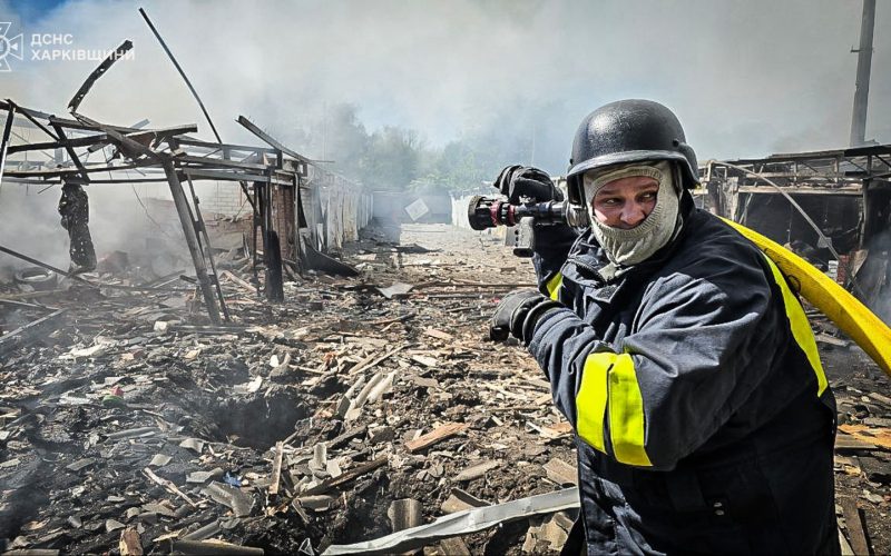 Die ukrainische Luftabwehr fängt Drohnen und Marschflugkörper weiterhin zuverlässig ab, scheitert aber zunehmend an russischen ballistischen Raketen. Ursache ist ein akuter Mangel an Patriot-Abfangraketen, der sich im Sommer 2026 verschärft und für die Zivilbevölkerung tödliche Folgen hat.
