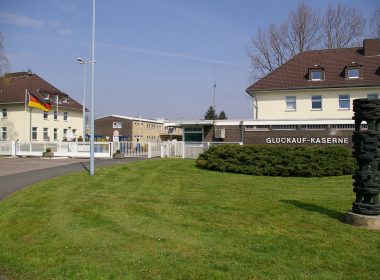 Das Bundeskabinett hat am 1. Juli 2026 den Entwurf für ein Bundeswehr-Infrastrukturbeschleunigungsgesetz beschlossen. Kern ist ein neues „Bundeswehrbaugesetz", das den Bau von Kasernen, Depots und Übungsanlagen beschleunigen soll. Über das Vorhaben entscheidet nun der Bundestag.