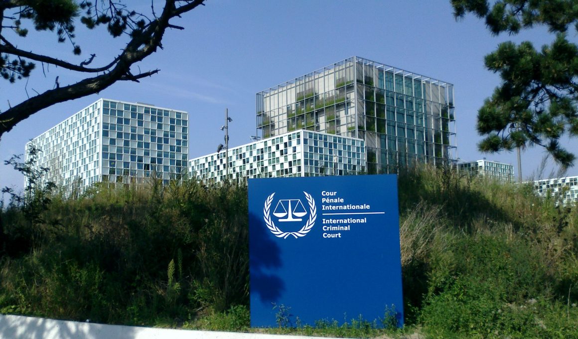 Die Bundesregierung behandelt zwei Haftbefehle des Internationalen Strafgerichtshofs unterschiedlich: Gegen Putin gilt die Festnahme als Pflicht, für Netanjahu sollen „Mittel und Wege“ gefunden werden. Der Beitrag zeigt, wie diese Ungleichbehandlung die Glaubwürdigkeit deutscher Außenpolitik beschädigt und ihren Anspruch auf eine regelbasierte internationale Ordnung infrage stellt.