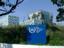 Die Bundesregierung behandelt zwei Haftbefehle des Internationalen Strafgerichtshofs unterschiedlich: Gegen Putin gilt die Festnahme als Pflicht, für Netanjahu sollen „Mittel und Wege“ gefunden werden. Der Beitrag zeigt, wie diese Ungleichbehandlung die Glaubwürdigkeit deutscher Außenpolitik beschädigt und ihren Anspruch auf eine regelbasierte internationale Ordnung infrage stellt.