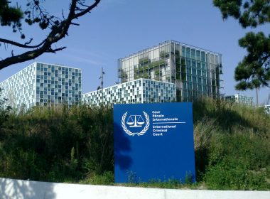Die Bundesregierung behandelt zwei Haftbefehle des Internationalen Strafgerichtshofs unterschiedlich: Gegen Putin gilt die Festnahme als Pflicht, für Netanjahu sollen „Mittel und Wege“ gefunden werden. Der Beitrag zeigt, wie diese Ungleichbehandlung die Glaubwürdigkeit deutscher Außenpolitik beschädigt und ihren Anspruch auf eine regelbasierte internationale Ordnung infrage stellt.