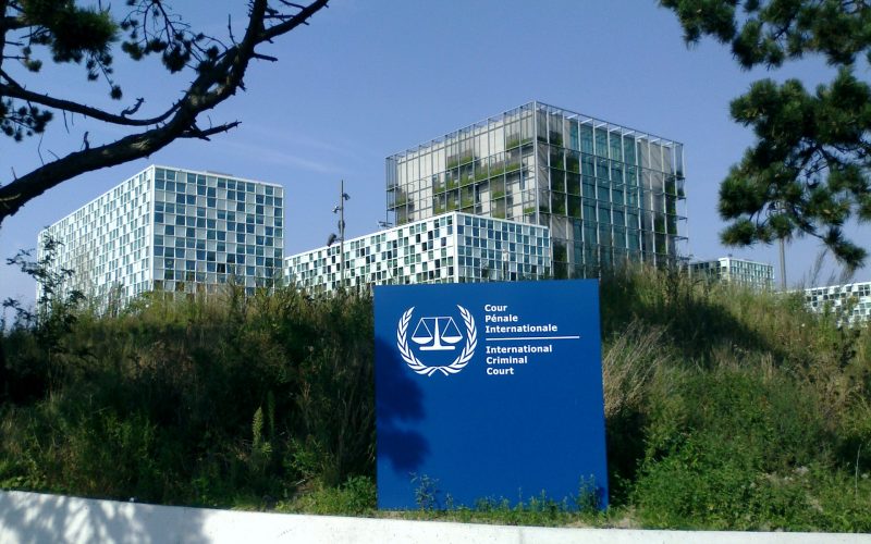 Die Bundesregierung behandelt zwei Haftbefehle des Internationalen Strafgerichtshofs unterschiedlich: Gegen Putin gilt die Festnahme als Pflicht, für Netanjahu sollen „Mittel und Wege“ gefunden werden. Der Beitrag zeigt, wie diese Ungleichbehandlung die Glaubwürdigkeit deutscher Außenpolitik beschädigt und ihren Anspruch auf eine regelbasierte internationale Ordnung infrage stellt.