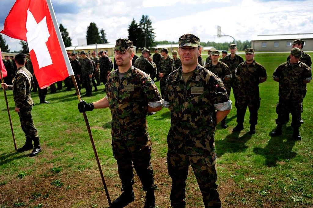 Die Schweiz verteidigt sich seit Jahrhunderten allein – mit einer Armee, die fast vollständig aus Wehrpflichtigen besteht und deren Bild zwischen Wehrhaftigkeit und Feierabenddienst schwankt. Seit dem russischen Angriff auf die Ukraine richtet sich die Truppe wieder auf die Landesverteidigung aus und trifft dabei auf drei Jahrzehnte Substanzverlust, Ausrüstungslücken und eine blockierte Finanzierung. Eine Bestandsaufnahme von Auftrag, Struktur, Material und den Grenzen des Milizmodells.