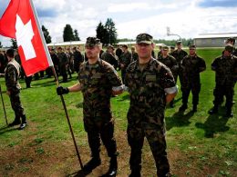 Die Schweiz verteidigt sich seit Jahrhunderten allein – mit einer Armee, die fast vollständig aus Wehrpflichtigen besteht und deren Bild zwischen Wehrhaftigkeit und Feierabenddienst schwankt. Seit dem russischen Angriff auf die Ukraine richtet sich die Truppe wieder auf die Landesverteidigung aus und trifft dabei auf drei Jahrzehnte Substanzverlust, Ausrüstungslücken und eine blockierte Finanzierung. Eine Bestandsaufnahme von Auftrag, Struktur, Material und den Grenzen des Milizmodells.