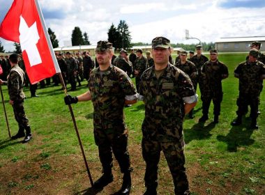 Die Schweiz verteidigt sich seit Jahrhunderten allein – mit einer Armee, die fast vollständig aus Wehrpflichtigen besteht und deren Bild zwischen Wehrhaftigkeit und Feierabenddienst schwankt. Seit dem russischen Angriff auf die Ukraine richtet sich die Truppe wieder auf die Landesverteidigung aus und trifft dabei auf drei Jahrzehnte Substanzverlust, Ausrüstungslücken und eine blockierte Finanzierung. Eine Bestandsaufnahme von Auftrag, Struktur, Material und den Grenzen des Milizmodells.