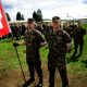 Die Schweiz verteidigt sich seit Jahrhunderten allein – mit einer Armee, die fast vollständig aus Wehrpflichtigen besteht und deren Bild zwischen Wehrhaftigkeit und Feierabenddienst schwankt. Seit dem russischen Angriff auf die Ukraine richtet sich die Truppe wieder auf die Landesverteidigung aus und trifft dabei auf drei Jahrzehnte Substanzverlust, Ausrüstungslücken und eine blockierte Finanzierung. Eine Bestandsaufnahme von Auftrag, Struktur, Material und den Grenzen des Milizmodells.