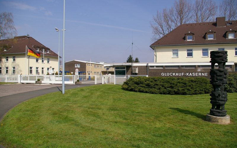 Das Bundeskabinett hat am 1. Juli 2026 den Entwurf für ein Bundeswehr-Infrastrukturbeschleunigungsgesetz beschlossen. Kern ist ein neues „Bundeswehrbaugesetz", das den Bau von Kasernen, Depots und Übungsanlagen beschleunigen soll. Über das Vorhaben entscheidet nun der Bundestag.