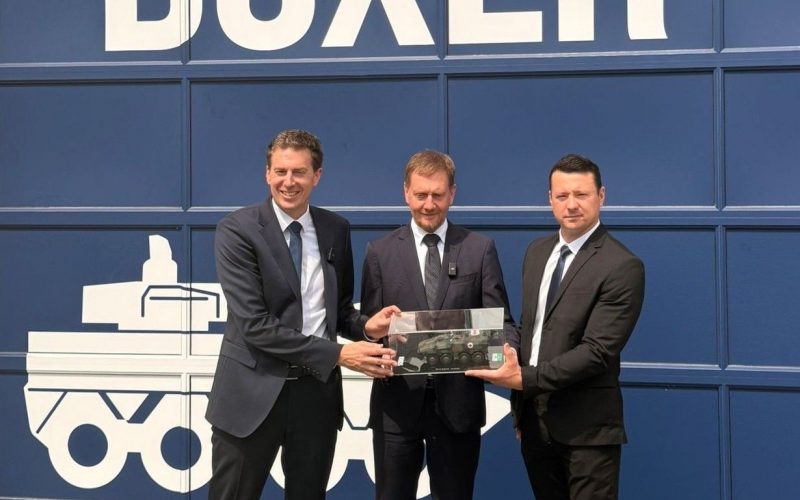 Ein Jahr nach der Übernahme des früheren Alstom-Werks in Görlitz hat sich Sachsens Ministerpräsident Michael Kretschmer vor Ort über den Fortschritt der Umbauarbeiten informiert. Der Rüstungskonzern KNDS produziert am Standort inzwischen Komponenten für mehrere Militärfahrzeuge und will bis Jahresende 400 Beschäftigte einsetzen.