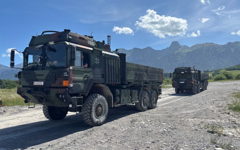 Die Rheinmetall MAN Military Vehicles GmbH übernimmt im Auftrag des Beschaffungsamts BAAINBw die Gesamtverantwortung für das Forschungsvorhaben InterRoC VII. Ziel ist es, hochautomatisierte Militärkonvois aus unterschiedlichen Fahrzeugtypen unter Einsatzbedingungen zu erproben.