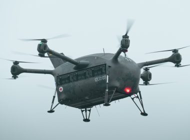 Der Sanitätsdienst der Bundeswehr lässt erstmals ein unbemanntes System für den Patiententransport aus der Luft erproben. Das bayerische Unternehmen AVILUS liefert dafür zwei Testmuster.