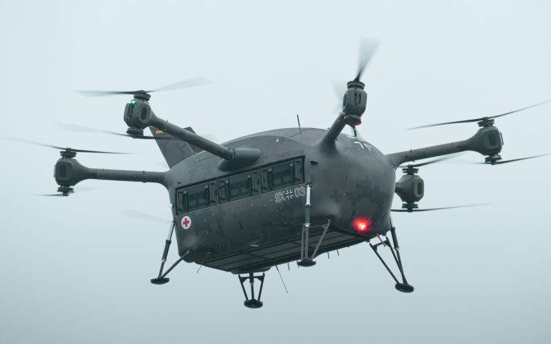 Der Sanitätsdienst der Bundeswehr lässt erstmals ein unbemanntes System für den Patiententransport aus der Luft erproben. Das bayerische Unternehmen AVILUS liefert dafür zwei Testmuster.