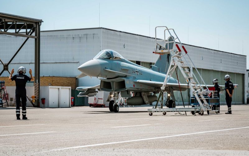 Der erste neu gebaute Eurofighter aus dem Beschaffungsprogramm Quadriga hat seinen Erstflug absolviert. Die Maschine der Tranche 4 soll noch in diesem Jahr an die Luftwaffe übergeben werden.
