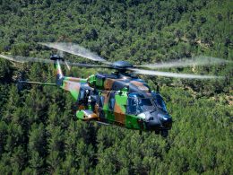 Airbus Helicopters hat den ersten NH90 im „Standard 2" an die französische Rüstungsbeschaffungsbehörde DGA übergeben. Die Variante ist speziell auf Einsätze von Spezialkräften zugeschnitten; insgesamt sind 18 Maschinen bestellt.