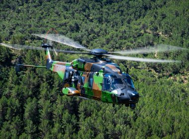Airbus Helicopters hat den ersten NH90 im „Standard 2" an die französische Rüstungsbeschaffungsbehörde DGA übergeben. Die Variante ist speziell auf Einsätze von Spezialkräften zugeschnitten; insgesamt sind 18 Maschinen bestellt.